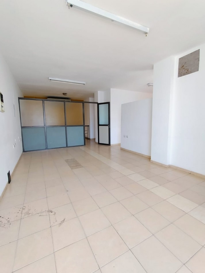 LOCAL CON OFICINAS
