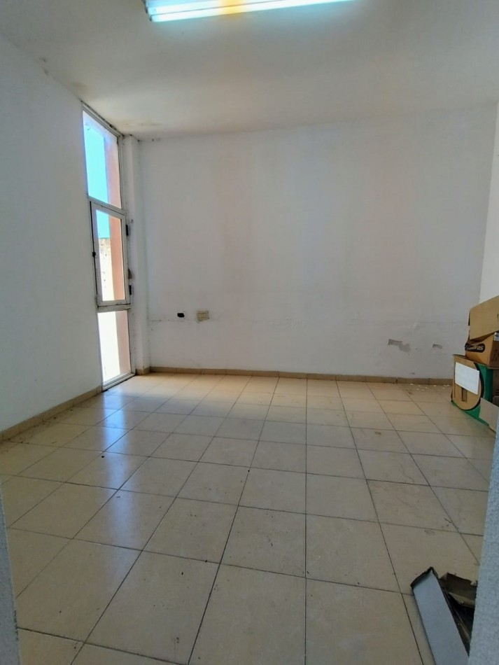 LOCAL CON OFICINAS
