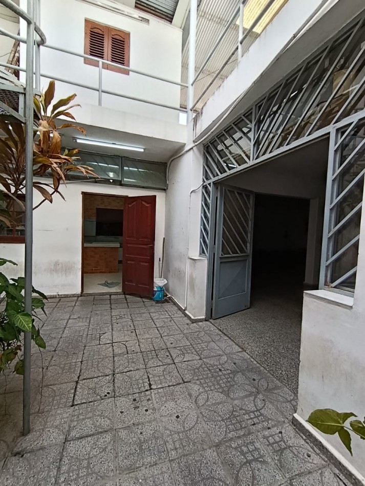 PROPIEDAD CON MULTIPLES SALONES Y OFICINAS