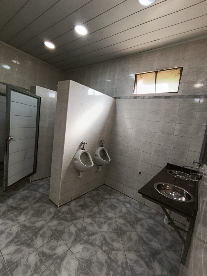 PROPIEDAD CON MULTIPLES SALONES Y OFICINAS