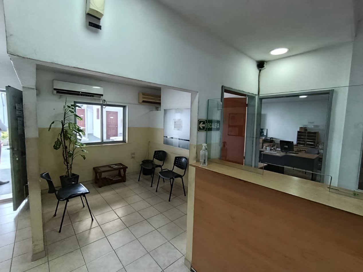 PROPIEDAD CON MULTIPLES SALONES Y OFICINAS