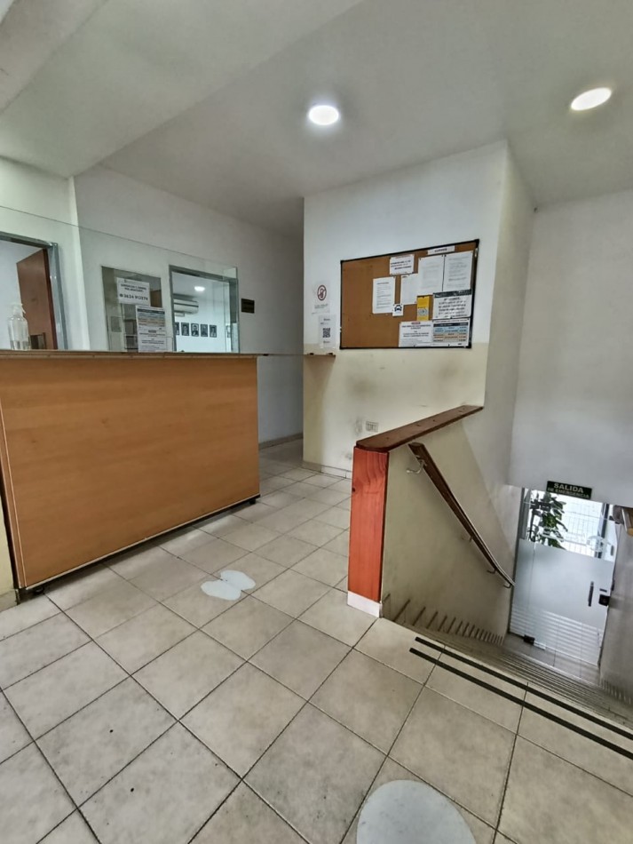 PROPIEDAD CON MULTIPLES SALONES Y OFICINAS
