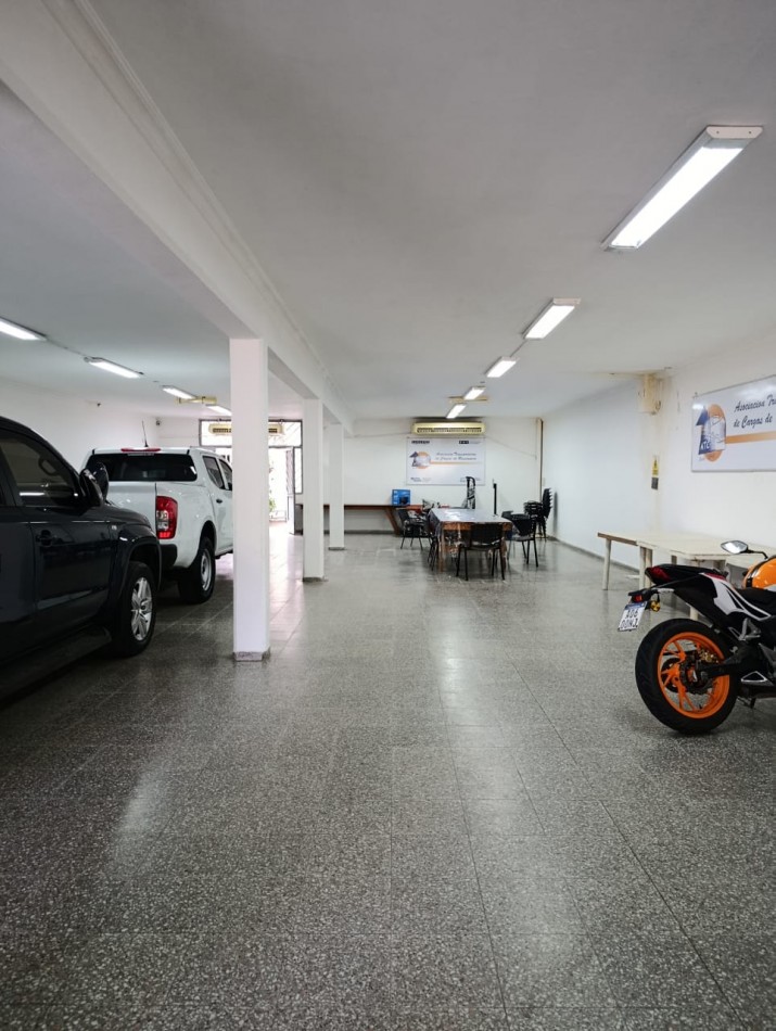 PROPIEDAD CON MULTIPLES SALONES Y OFICINAS