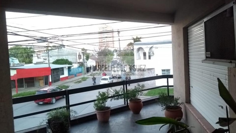 CASA CON OFICINAS