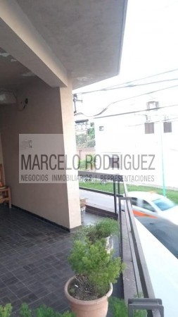 CASA CON OFICINAS