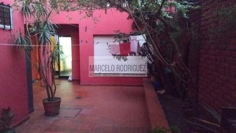 CASA CON OFICINAS