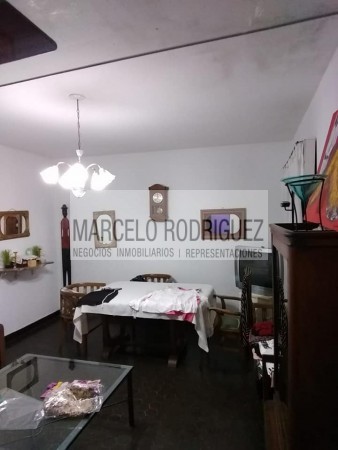 CASA CON OFICINAS