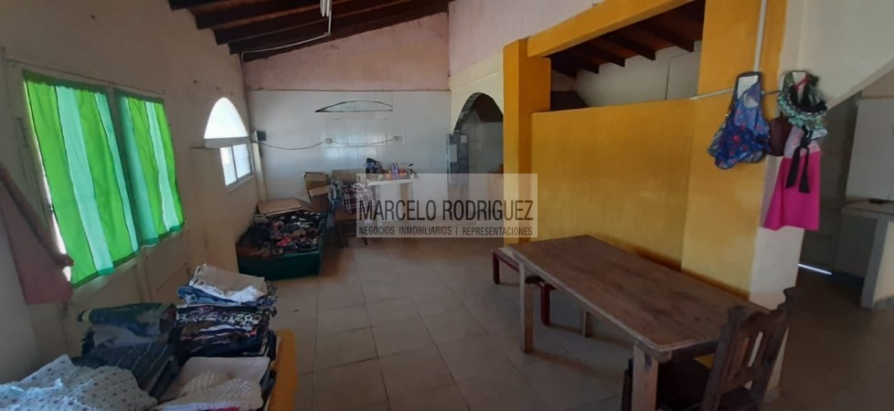 CASA CON LOCALES