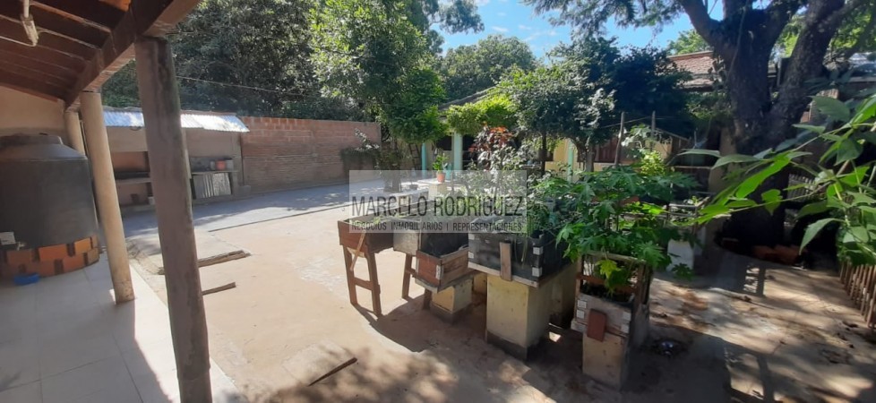 CASA CON LOCALES