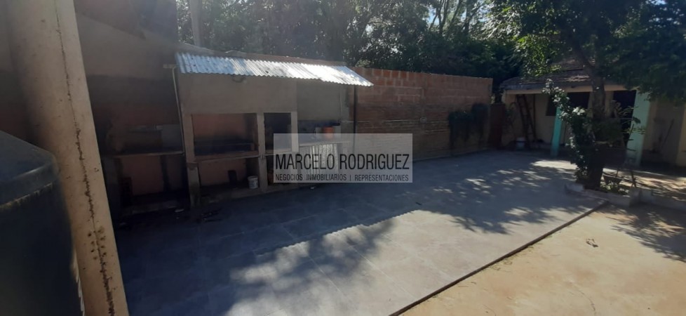CASA CON LOCALES