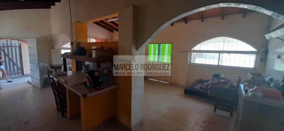 CASA CON LOCALES