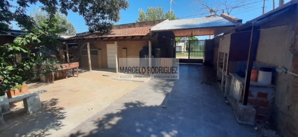 CASA CON LOCALES