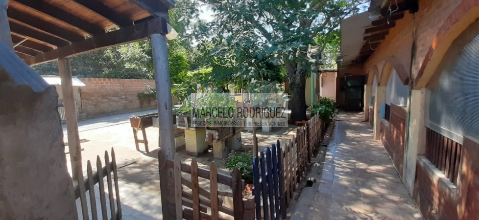 CASA CON LOCALES