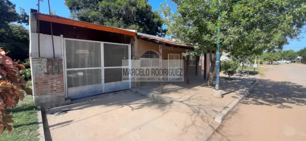 CASA CON LOCALES
