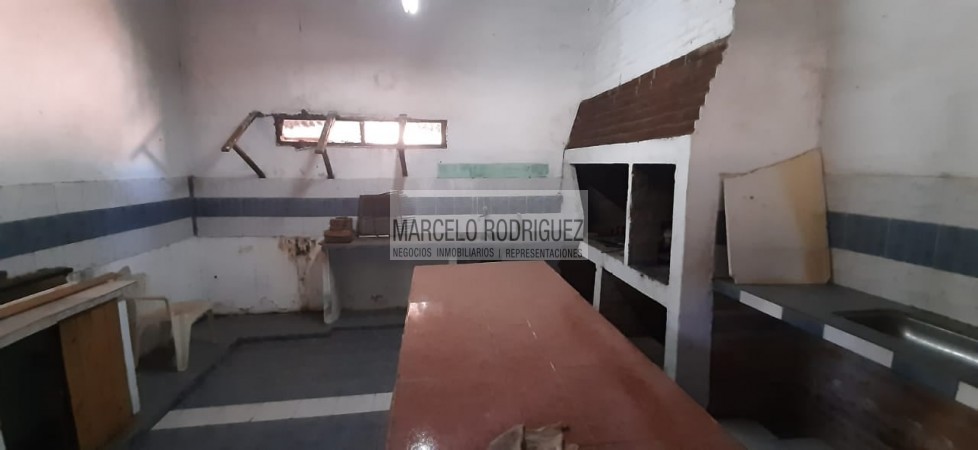CASA CON LOCALES