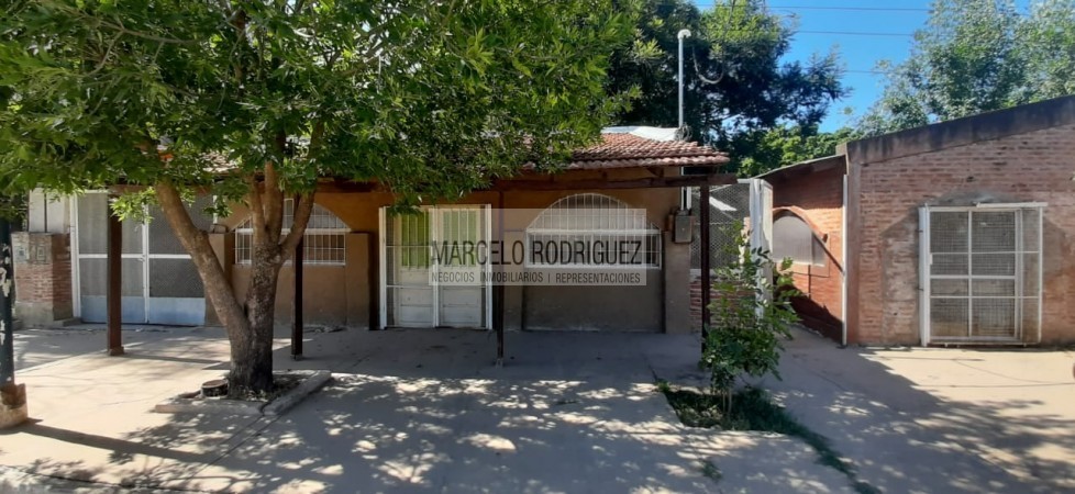 CASA CON LOCALES