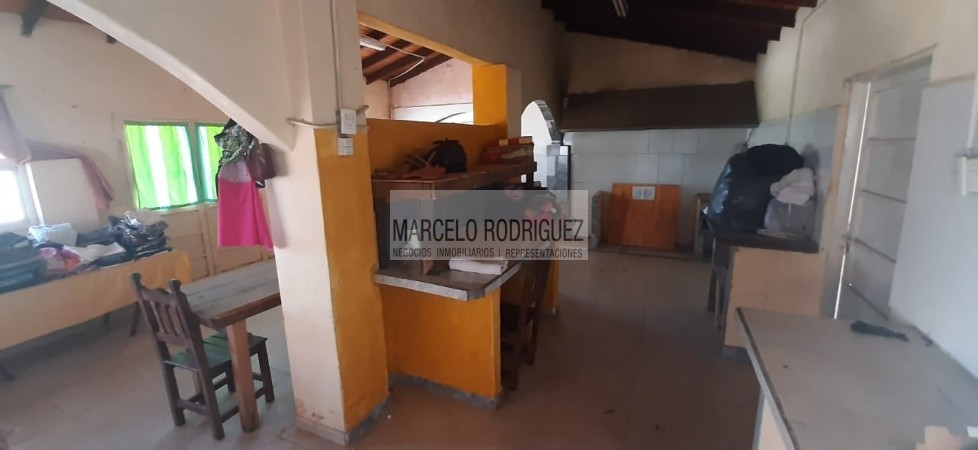 CASA CON LOCALES