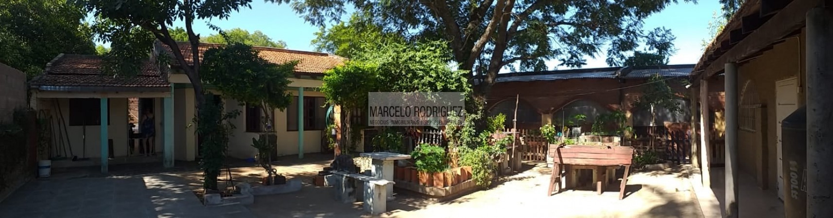 CASA CON LOCALES