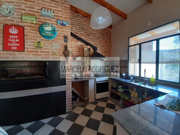 CASA CON QUINCHO Y PISCINA